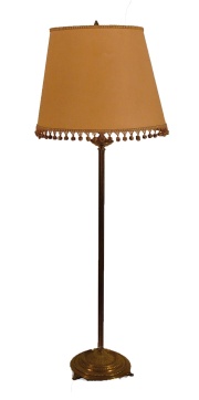 Lámpara de pie en bronce con pantalla.