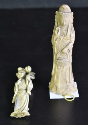 Dos figuras femeninas orientales, distintas talladas averías.