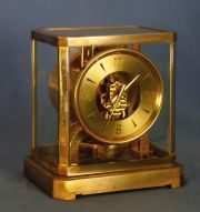 Reloj Atmos, caja de bronce y vidrio.