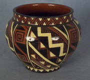 Vaso de cerámica decoración geométrica. Marca: Hausmann.