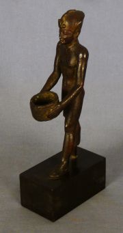 Figura Egipcia de bronce, representando a un faraón.