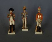 Figuras de soldados franceses de porcelana (1 con faltantes). 3 Piezas.