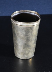 Vaso de bronce y cobre. Peq. abolladuras. Sellado Erman. Alto 12,5 cm.