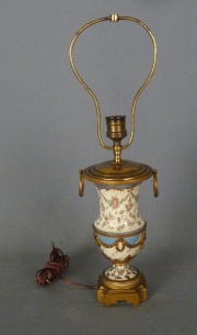 Lámpara de porcelana celeste y bronce. Sin pantalla.