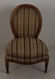 Silla estilo Luis XVI, tapizado a bastones con almohadon.