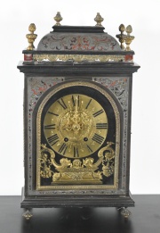Reloj de Chimenea, caja de madera, con péndulo y llave. De estilo Charles Boulle. Desperfectos. Alto 49 cm. Frente 28 cm