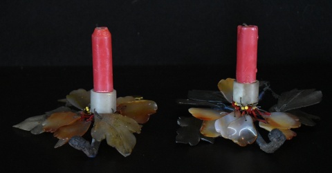 Dos candeleros con placas de flores y hojas en piedras talladas. Alto 11,5 cm.