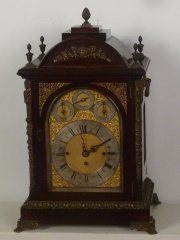 Importante reloj de mesa, caja de madera con aplicaciones de bronce y llaves, para la puertita y cuerda. Sonería del Big