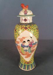 Vaso globular, porcelana oriental con tapa.