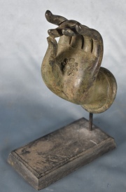 Mano hindu, en bronce antigua, montada en base madera .