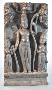 DEIDADES, talla hindú con figuras femeninas. Alto: 32 cm. Frente: 17 cm.