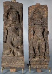 DEIDADES HINDUES, dos figuras de madera talladas en alto relieve. Alto: 35 cm. Fines siglo XIX.