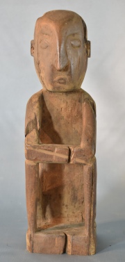 FIGURA SENTADA, antigua talla de madera. Averías. Alto: 30 cm.