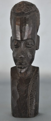 Talla Africana, de madera. Alto: 18 cm.