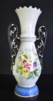 Vaso Isabelino con decoración de flores, boca restaurada. Alto 37 cm. Circa 1900.