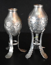 Dos mates de plata baja con pie. Decoración floral. Alto: 14,3 y 15,6 cm. Peso: 272 gr