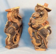 Dos dragones, talla de madera oriental . Patinada en negro y dorado. Alto 32 cm. -459-