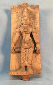Diosa, talla Hindu, de madera tallada. Alto: 44 cm. -442-