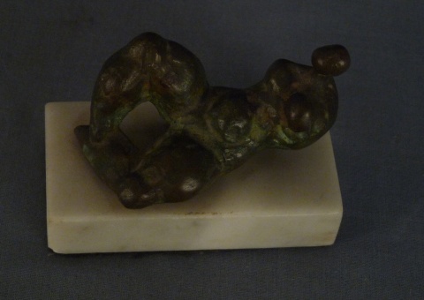 Figura miniatura recostada, escultura de bronce, base mrmol.