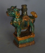 Quimera China, de cerámica con esmalte verde y ocre, restaurada. Alto: 31,5 cm. Siglo XIX.