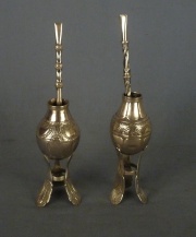 Dos mates de plata  con pie distintos, con bombillas