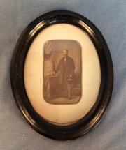 Fotografa en marco oval. fechada al dorso en Bs As. Octubre de 1862