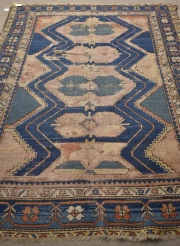 Carpeta caucsica, campo de fondo azul, deterioros 206 x 142 cm.