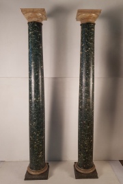 Columnas de madera estilo Dorico con doc. Alto: 258 cm.