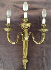 Aplique estilo Lui XVI. bronce, tres luces.