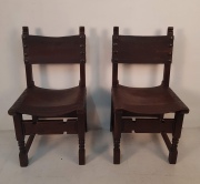 Dos sillones y cuatro sillas estilo colonial. Tapizado de cuero. 5 Piezas