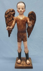 ANGEL, talla de madera estucada y policromada, presenta alas doradas.