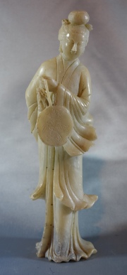 Figura oriental de alabastro. Pequeños desgastes. Alto: 25.5 cm.