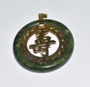 Colgante de bronce dorado con aro de jade verde circular. 5 cm.