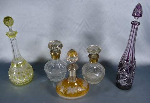 Cinco botellones: verde, violeta, amarillo y 2 neutros con golletes.