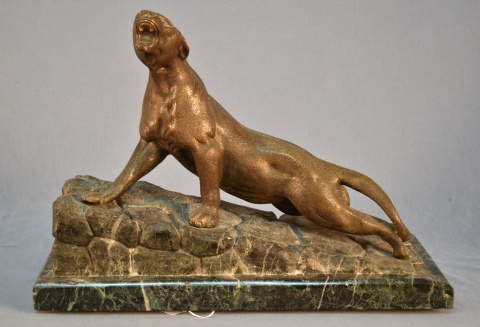 Leopardo de bronce con base de mármol.