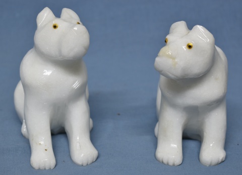 Dos Osos Polares de piedra blanca tallada. 14,5 cm.