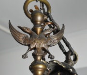 Araña holandesa, de bronce, 10 brazos con portavelas. Electrificación externa. Aguila bicéfala superior. Alto 85 cm.