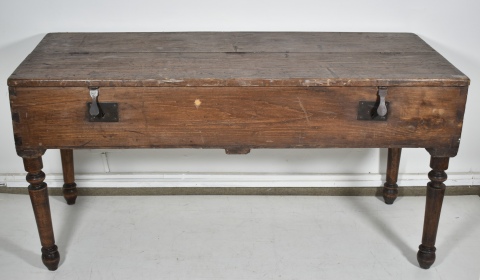 Cama de 1 plaza y 1/2, con balustrillos, de campaa, desarmable, en caja de madera, que se transforma en mesa.