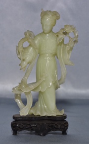 Dama con aventador, figura de jade chino. Alto: 18,4 cm.