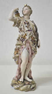 Figura de mujer en porcelana con arco y flechas. Peq.