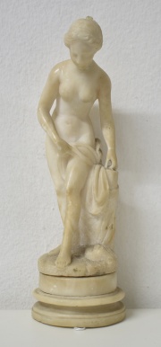 Figura femenina de alabastro, mano restaurada.