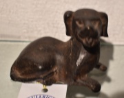 Perro pequeño sentado de bronce. Alto 6 cm.
