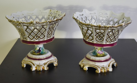 Par de Copones de porcelana italiana calada y policromada, restaurados. 22 cm.
