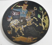 Plato en cerámica, Jinete en lucha con animales. Diámetro: 44 cm.