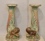 Pedestales cerámica esmaltada, dec. delfines mitológicos, cachaduras.
