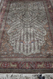 Alfombra persa con figura de animales 180 x 118 cm.