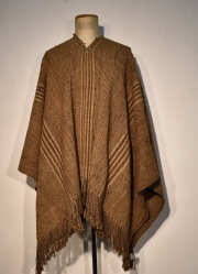 Poncho Araucano, realizado en un solo paño con lana de oveja criolla,sobre base marrón
