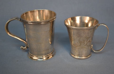 Dos jarros de plata, decoracin de bandas horizontales de rameados.