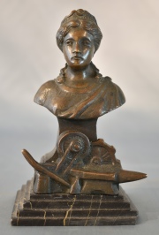 BUSTO FEMENINO, escultura de bronce con base de mármol, en esta última averías. Alto total: 15 cm.