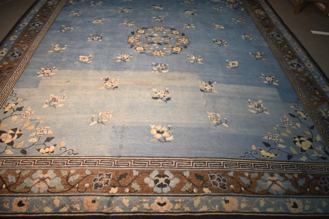 ALFOMBRA CHINA, de lana con campo central de fondo azul. Mide: 353 x 305.